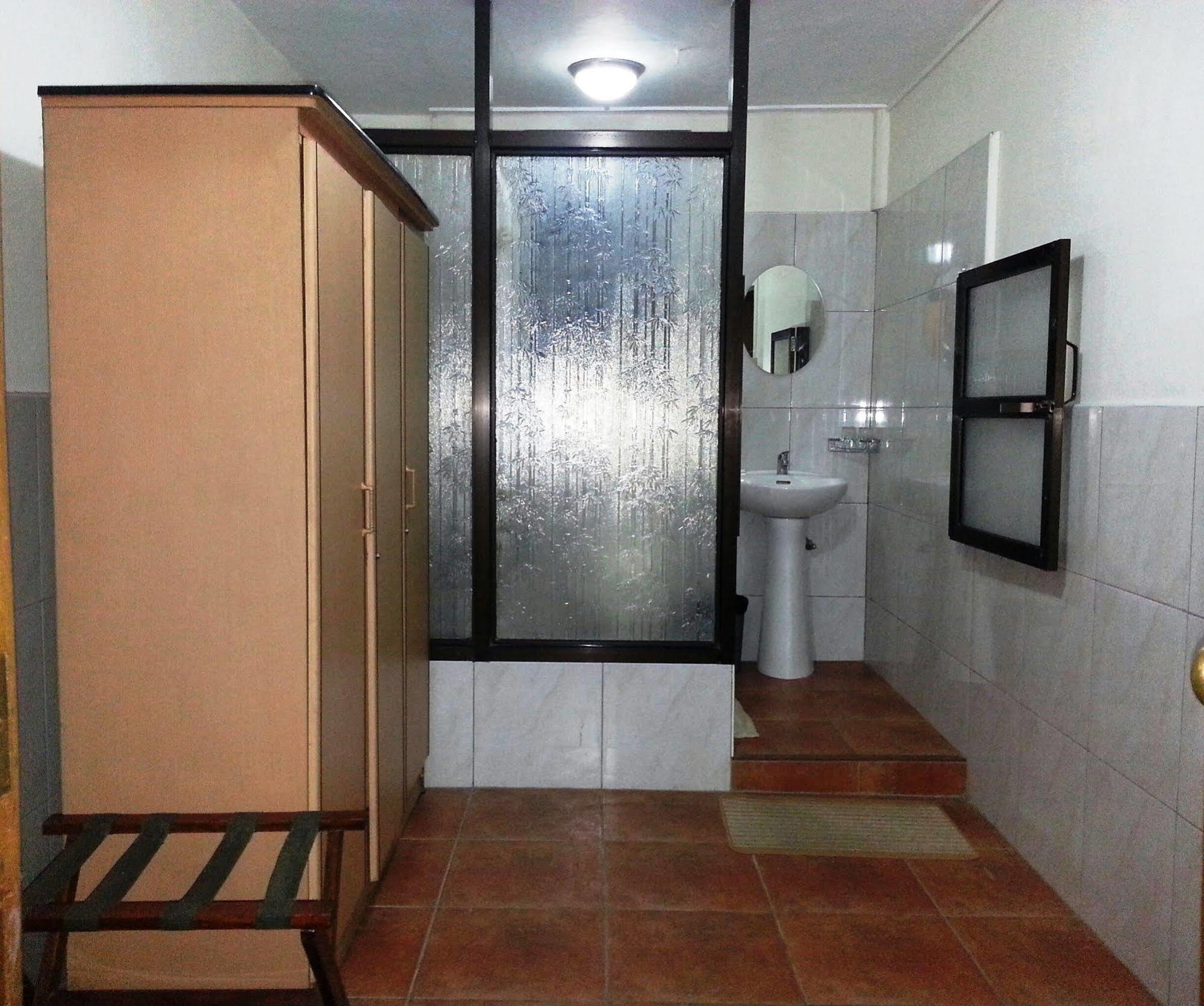คาซา เท็นเทย์ Bed & Breakfast อีโลอีโลซิตี้ ภายนอก รูปภาพ